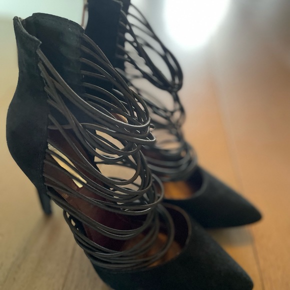 Black BCBG strappy heels. Size 9. - Picture 6 of 6